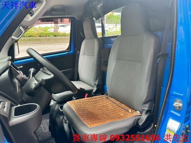 自排 原廠CAR Paly 倒車影像  胎壓偵測  感應頭燈 喜歡電話洽詢天祥汽車 0932-551656。  第9張相片