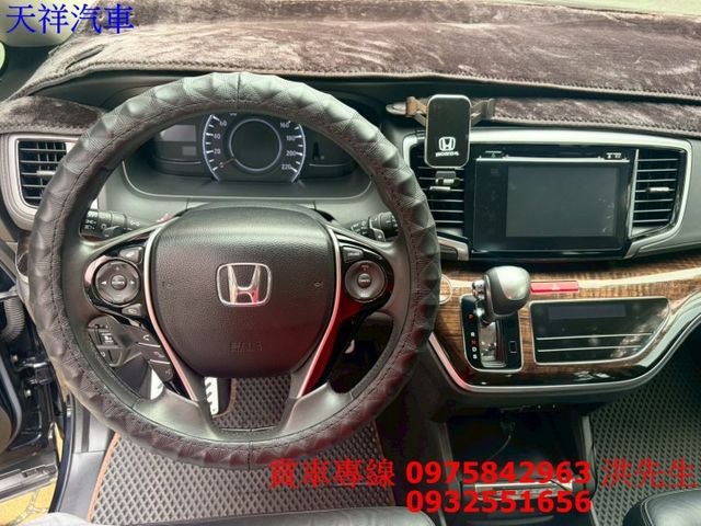 定速 電動椅 電滑門 循跡防滑 恆溫 7人座大空間 喜歡電話洽詢天祥汽車 0975-842963。  第5張相片