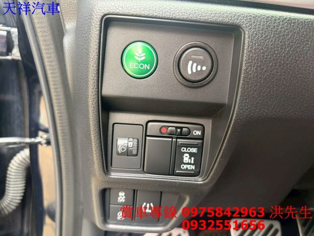 定速 電動椅 電滑門 循跡防滑 恆溫 7人座大空間 喜歡電話洽詢天祥汽車 0975-842963。  第8張相片