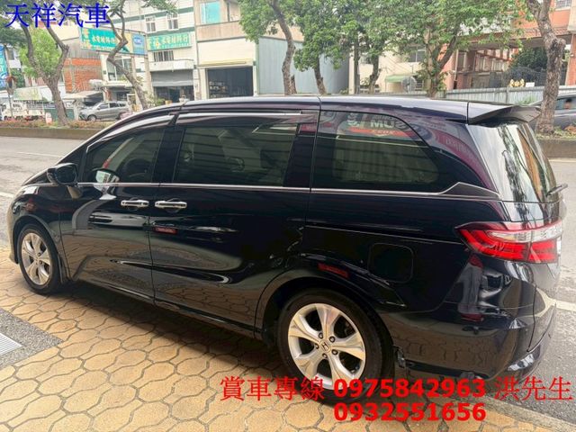 定速 電動椅 電滑門 循跡防滑 恆溫 7人座大空間 喜歡電話洽詢天祥汽車 0975-842963。  第12張相片