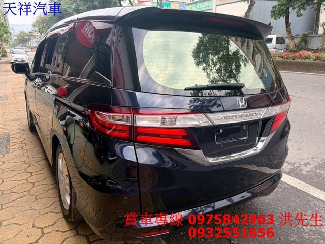 定速 電動椅 電滑門 循跡防滑 恆溫 7人座大空間 喜歡電話洽詢天祥汽車 0975-842963。  第13張相片