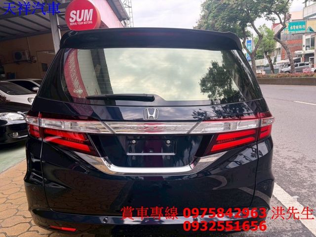 定速 電動椅 電滑門 循跡防滑 恆溫 7人座大空間 喜歡電話洽詢天祥汽車 0975-842963。  第14張相片