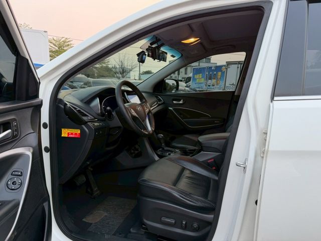 2015年/客貨兩用/定速巡航 /4WD/雙區恆溫/倒車影像/抬頭顯示器  第5張相片