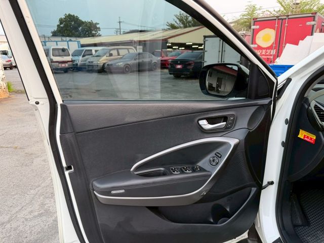 2015年/客貨兩用/定速巡航 /4WD/雙區恆溫/倒車影像/抬頭顯示器  第9張相片