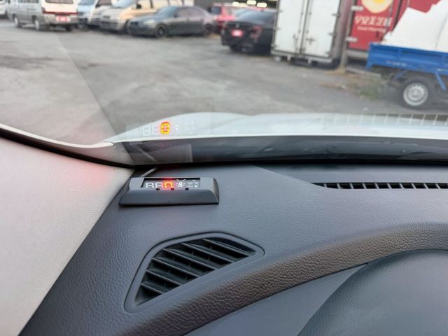2015年/客貨兩用/定速巡航 /4WD/雙區恆溫/倒車影像/抬頭顯示器  第12張相片