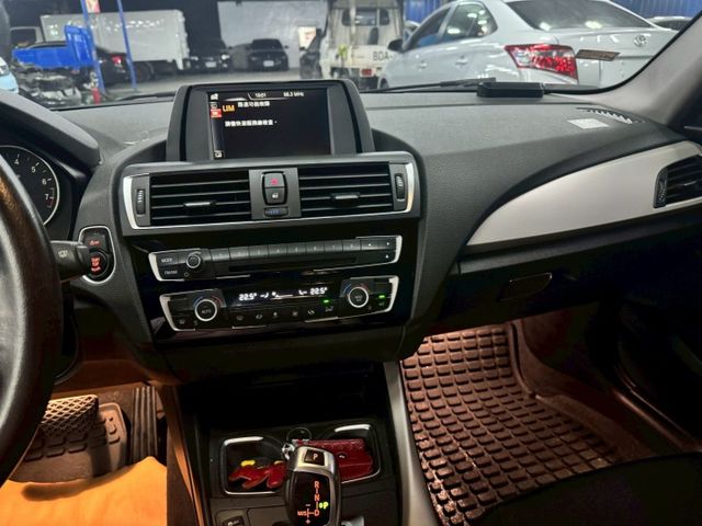 BMW 118i F20 金屬灰  第5張相片