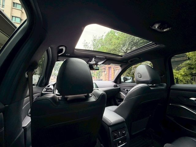BMW寶馬 330I  第9張相片