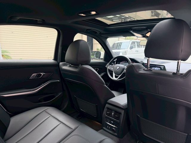 BMW寶馬 330I  第8張相片