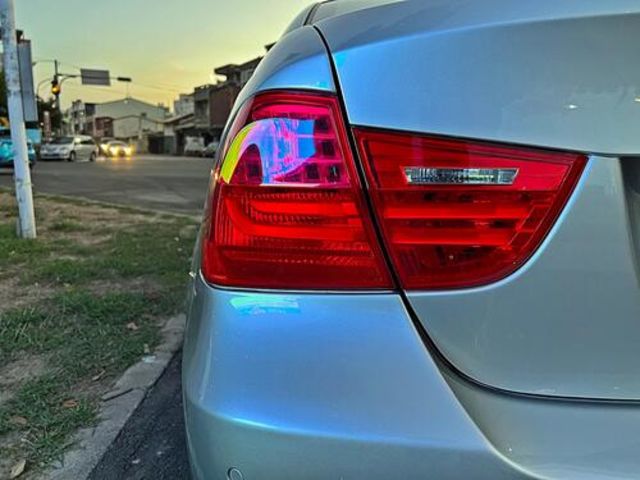 BMW寶馬 320I SEDAN ZA  第7張相片