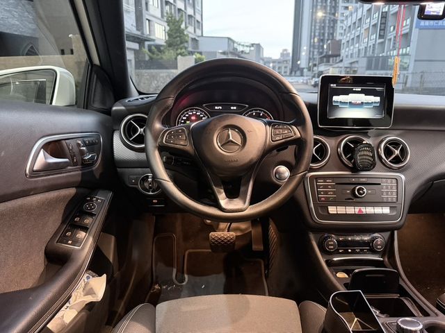 M-BENZ賓士 A180  第7張相片