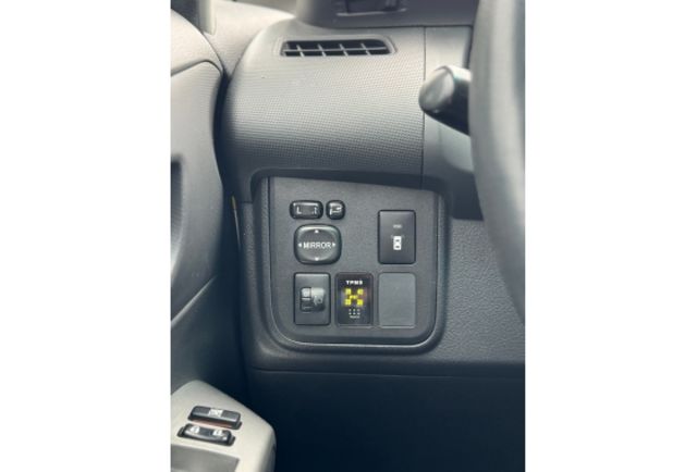 2010 TOYOTA WISH  第8張相片