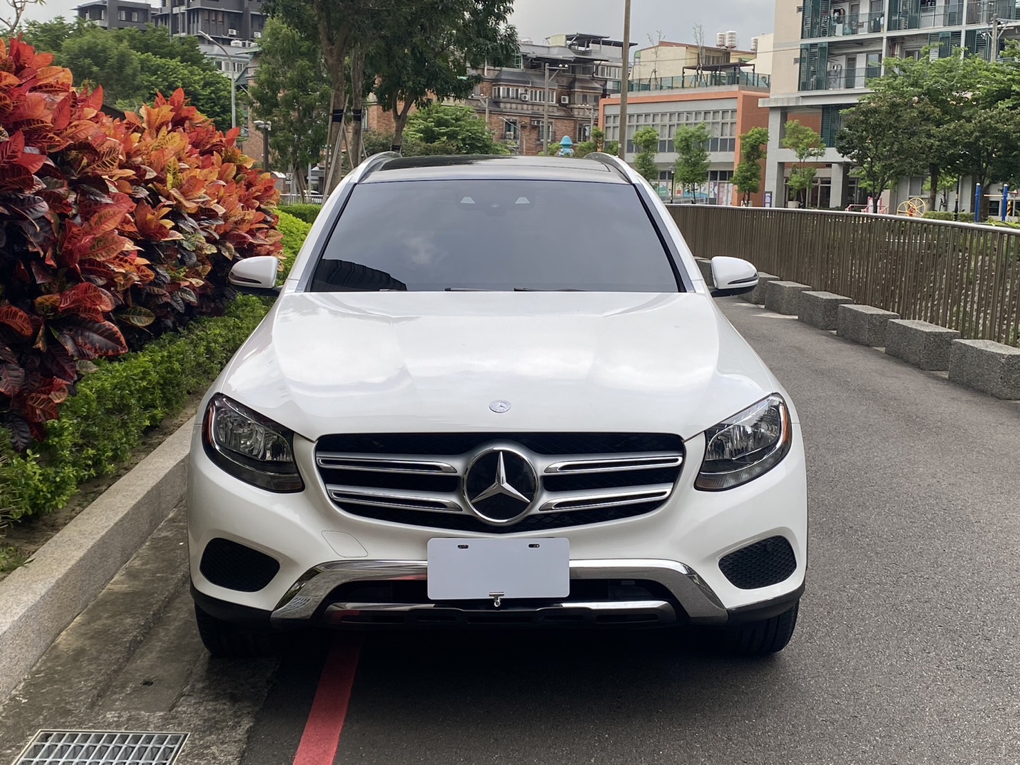 ▲銘陽國際▲ 2016年賓士 GLC300 SUV 4MATIC 跑13萬 90萬讓您享受富豪人生  第2張相片