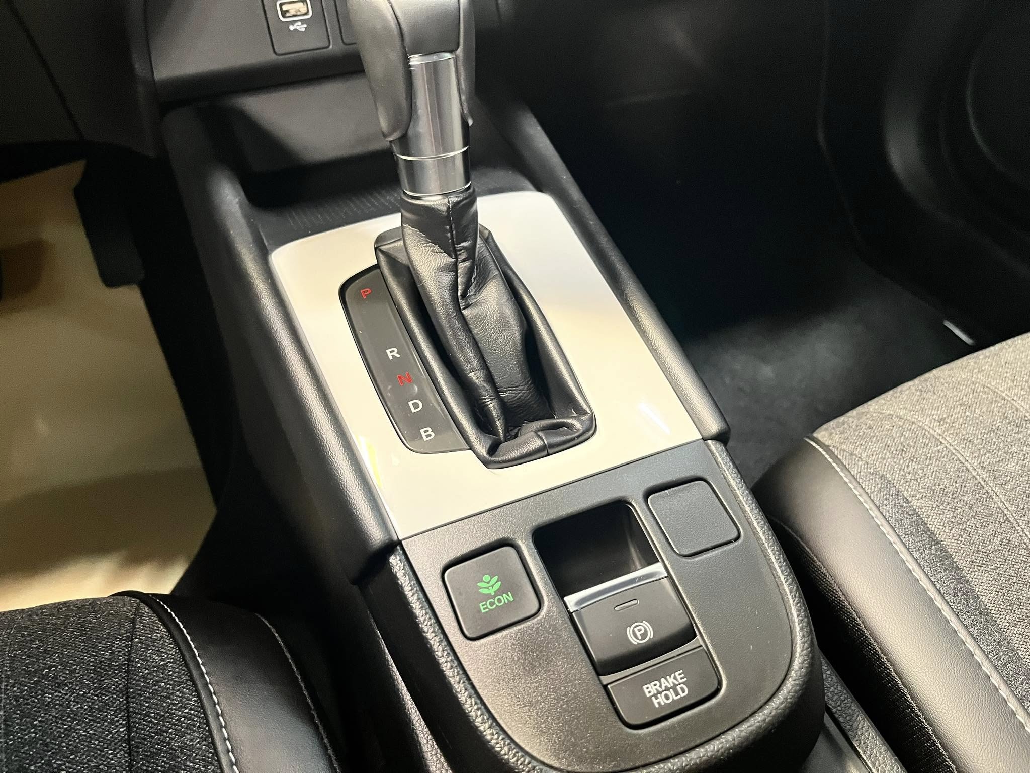 頂規油電版 僅跑6900 原廠保固中 濃濃新車味 跟車/盲點/免鑰匙/車道維持  第8張相片
