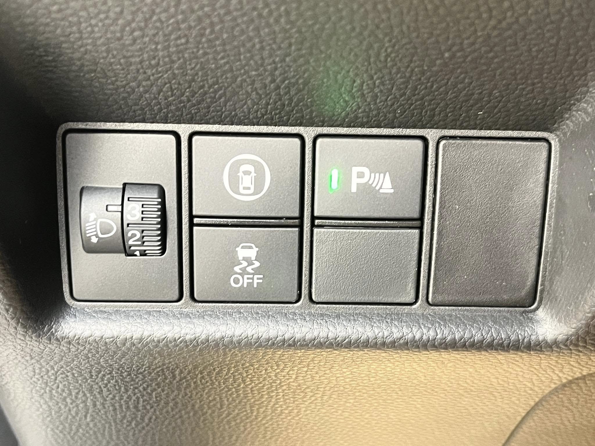 頂規油電版 僅跑6900 原廠保固中 濃濃新車味 跟車/盲點/免鑰匙/車道維持  第17張相片