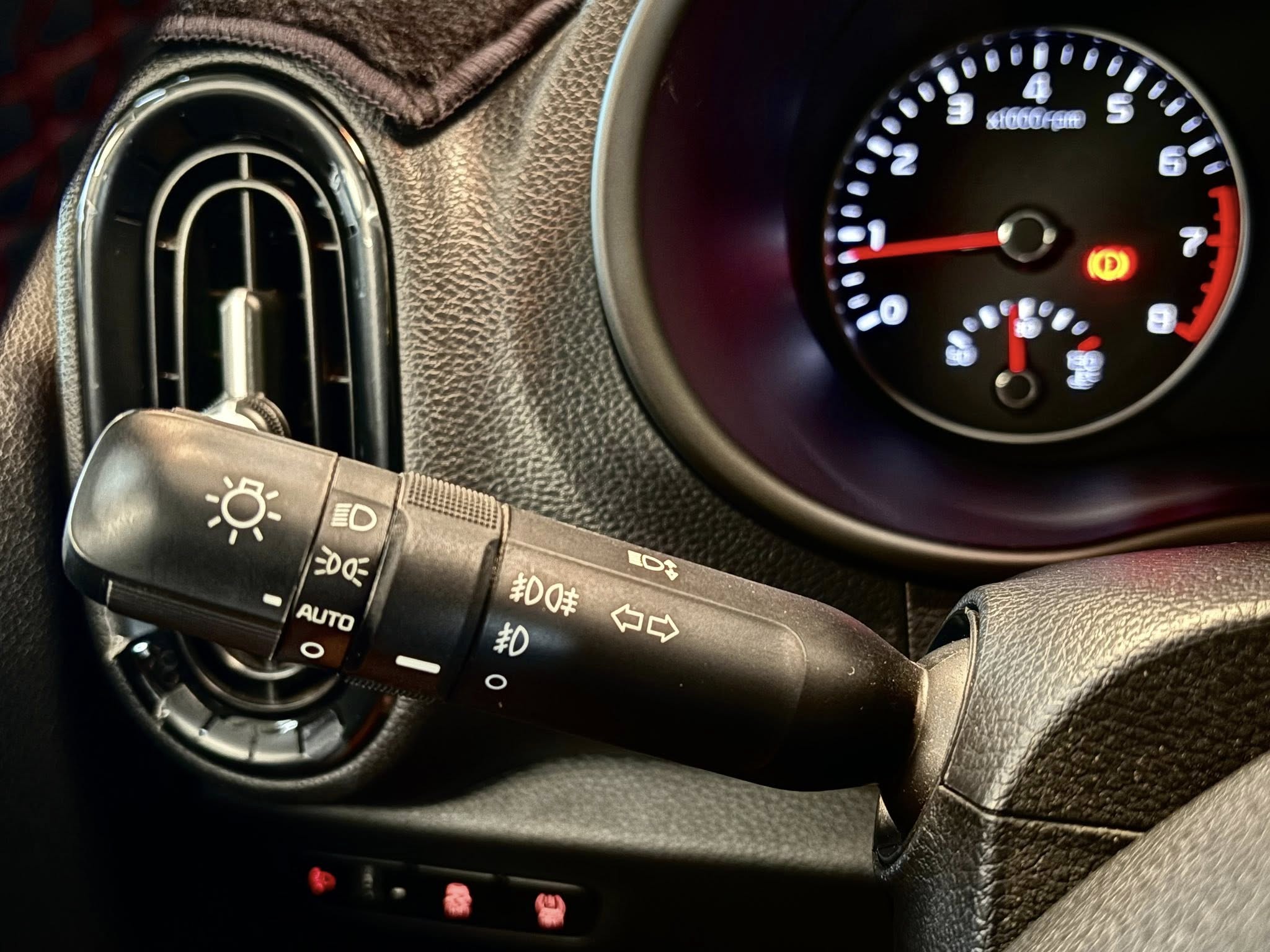 GT-Line Plus 僅跑1萬 保固中 7安/定速/車道維持/主動剎車/通風椅/免鑰匙/車門啟閉  第10張相片