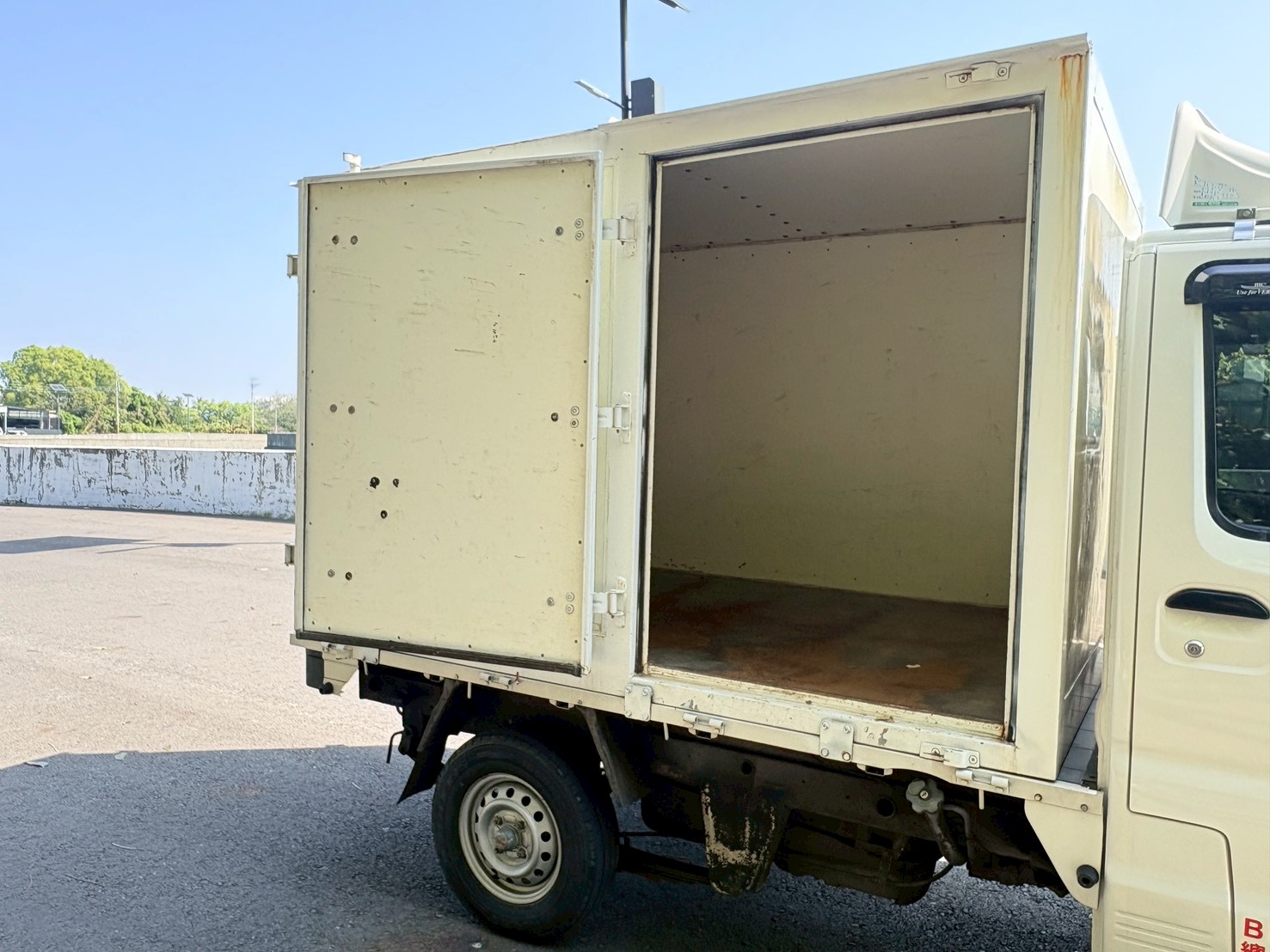 僅跑10萬 原廠保養 常溫廂體 可改貨斗  第3張相片