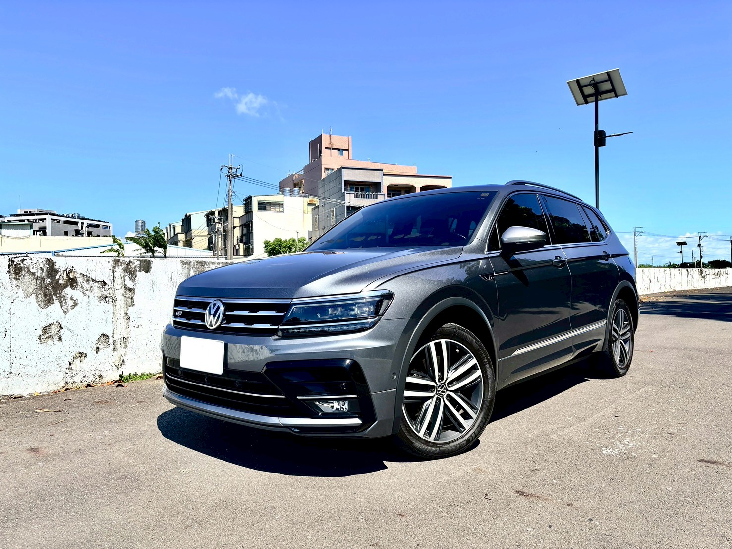 TIGUAN 5+2 滿配 R-LINE外觀/電動側踏板/一階晶片/變速箱優化  第6張相片