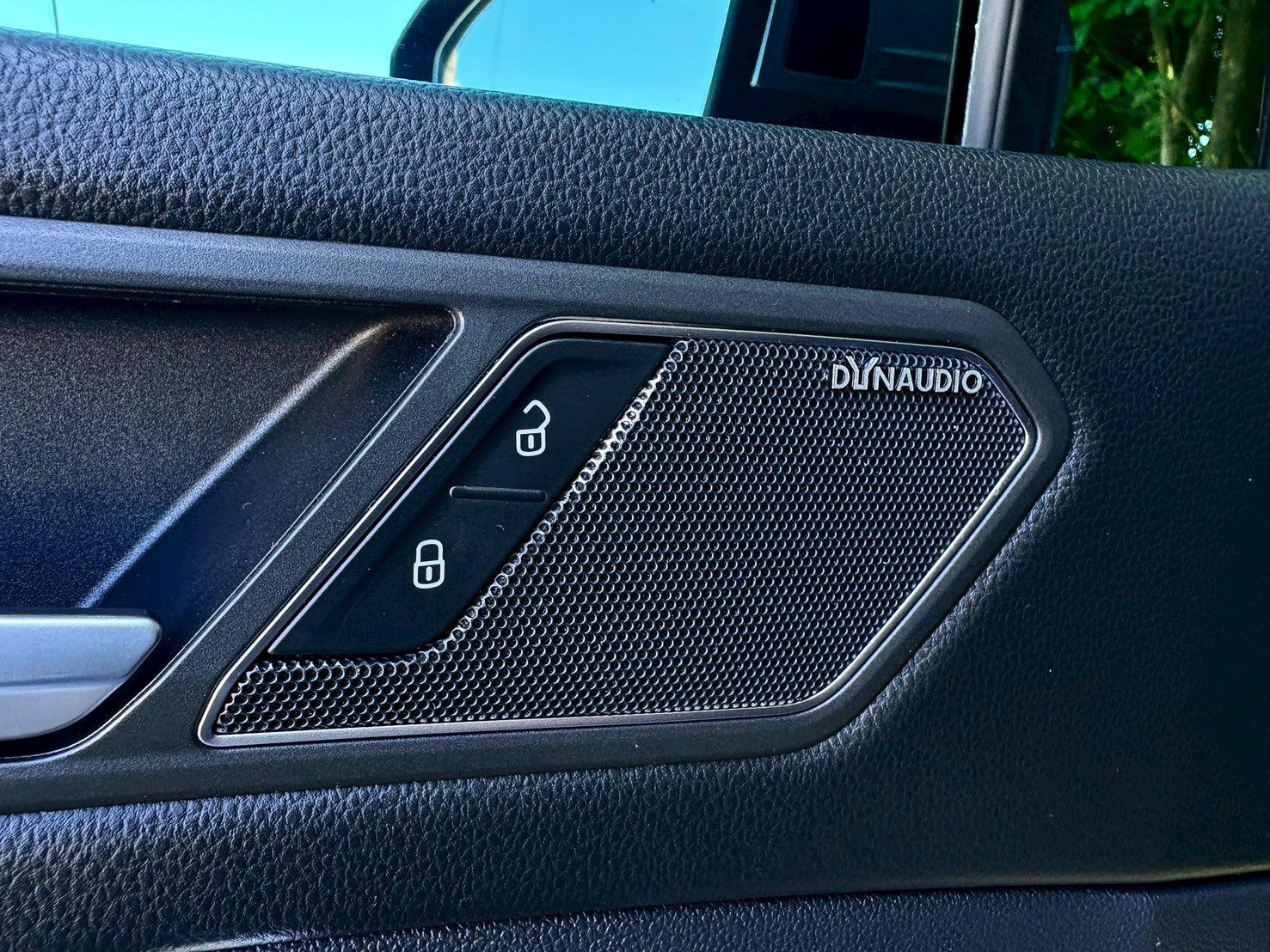 TIGUAN 5+2 滿配 R-LINE外觀/電動側踏板/一階晶片/變速箱優化  第14張相片