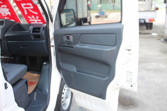 《可認證可做五大保固》《自排冷凍車》《負20度冷凍機組》《車廂內裝乾淨如新》  第19張相片