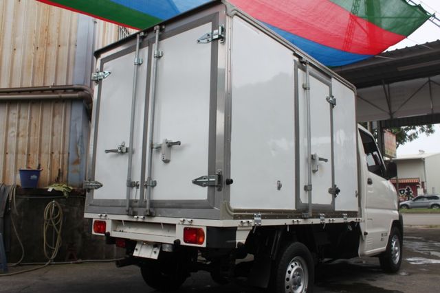 《可認證可做五大保固》《自排冷凍車》《負20度冷凍機組》 《箱厚10公分》《車廂內裝乾淨如新》  第3張相片