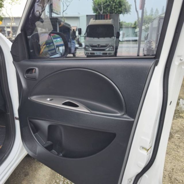 2022年Zinger精緻型客貨車 自排 配備有雙安全氣囊 定速 ABS 鋁圈 循跡防滑 原廠保養 保證里程實跑3萬9千  第13張相片