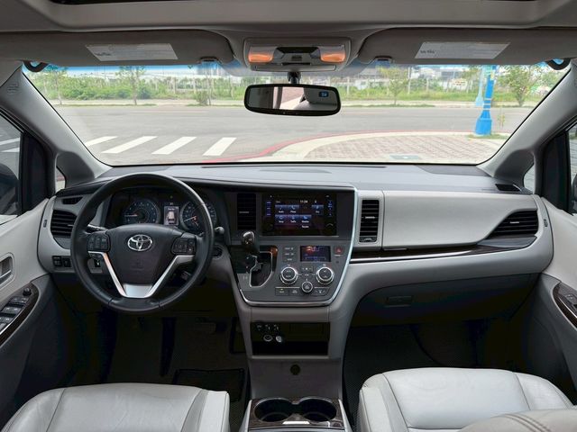 TOYOTA豐田 SIENNA  第4張相片
