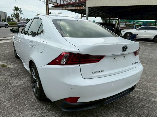 紅內裝， 天窗 ，免鑰匙進入，F-Sport  第11張相片