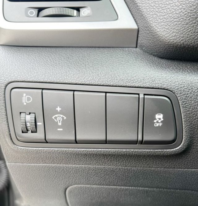 汽油時尚版一手車 實跑8萬多公里 I-key免匙 駕駛座電動椅 分區恆溫空調  定速巡航  循跡防滑 安卓主機  第7張相片