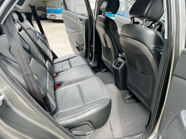 汽油時尚版一手車 實跑8萬多公里 I-key免匙 駕駛座電動椅 分區恆溫空調  定速巡航  循跡防滑 安卓主機  第15張相片