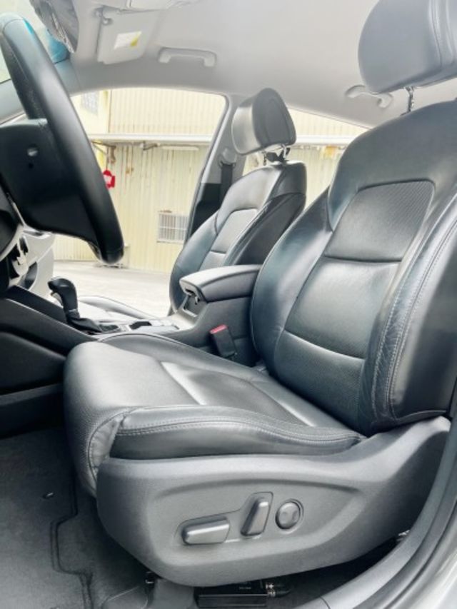汽油時尚版一手車 實跑8萬多公里 I-key免匙 駕駛座電動椅 分區恆溫空調  定速巡航  循跡防滑 安卓主機  第19張相片
