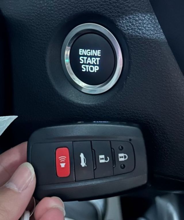 豪華+ 實跑1萬公里 全車原鈑件 原廠保養 新車保固中I-key摸門  定速巡航 ACC跟車 車道偏移警示 盲點偵測  第15張相片