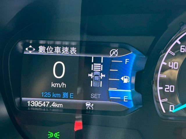 柴油運動版免鑰匙啟動 倒車顯影 定速系統 電折後視鏡 多功能方向盤 倒車雷達停車輔助 循跡防滑Carplay 電動椅  第15張相片