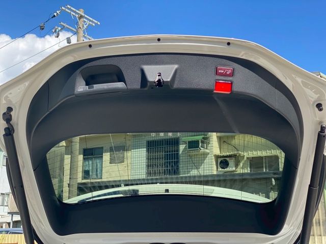AMG總代理全車原鈑件實跑7.5萬公里-keyless免匙系統/摸門解鎖-AMG套件-電動尾門-全景天窗-雙前記憶電動座  第18張相片