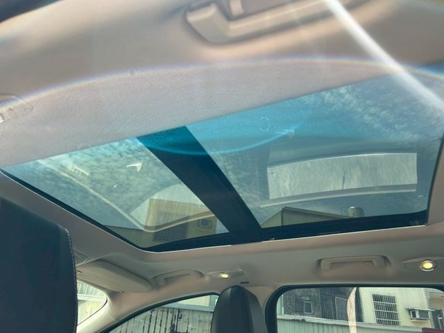 頂級版 一手車 原廠保養 里程保證Ikey摸門 倒車影像 盲點偵測 LED尾燈 全景天窗 方向盤快控鍵 電動尾門  第18張相片