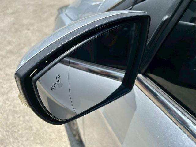 頂級版 一手車 原廠保養 里程保證Ikey摸門 倒車影像 盲點偵測 LED尾燈 全景天窗 方向盤快控鍵 電動尾門  第19張相片