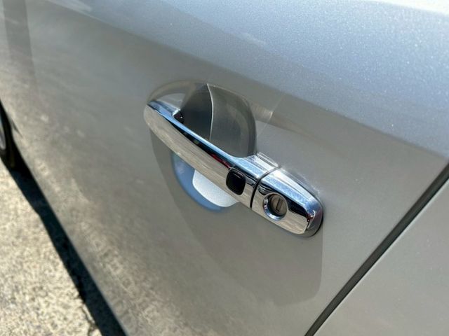豪華版 一手車里程保證 里程僅跑8萬多-免鑰匙摸門-原廠導航-倒車顯影-恆溫空調-放向盤音響控制 -電動後視鏡  第18張相片