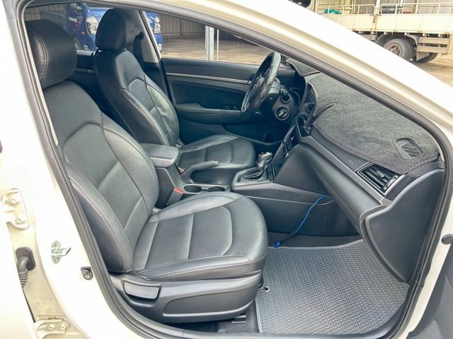 柴油一手車 原鈑件---配備---雙離合七速手自排  渦輪增壓柴油引擎  循跡防滑  六顆氣囊  安卓機  第13張相片