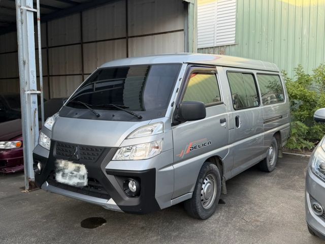 廂型八人座 自排 一手車 全車原鈑件 里程保證---備配---  倒車影像  盲點偵測 胎壓偵測  光感應式大燈  第1張相片