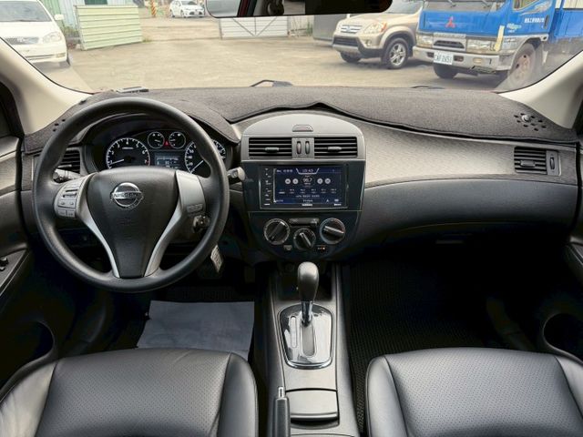 優質車款 小車大空間 倒車顯影 導航 藍芽 基本該有的他都有  第8張相片