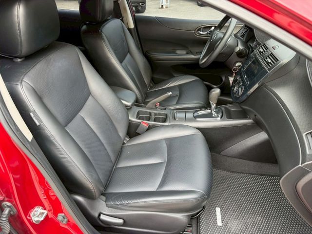 優質車款 小車大空間 倒車顯影 導航 藍芽 基本該有的他都有  第12張相片