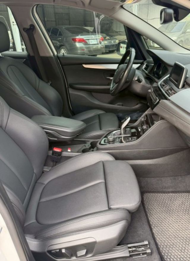 原版件 小改款 倒車顯影 定速 雙區恆溫 免鑰匙系統  第10張相片