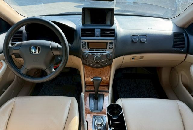 里程僅跑13萬多公里 有安卓機 胎壓偵測 倒車顯影 衛星導航 內外非常漂亮  第6張相片