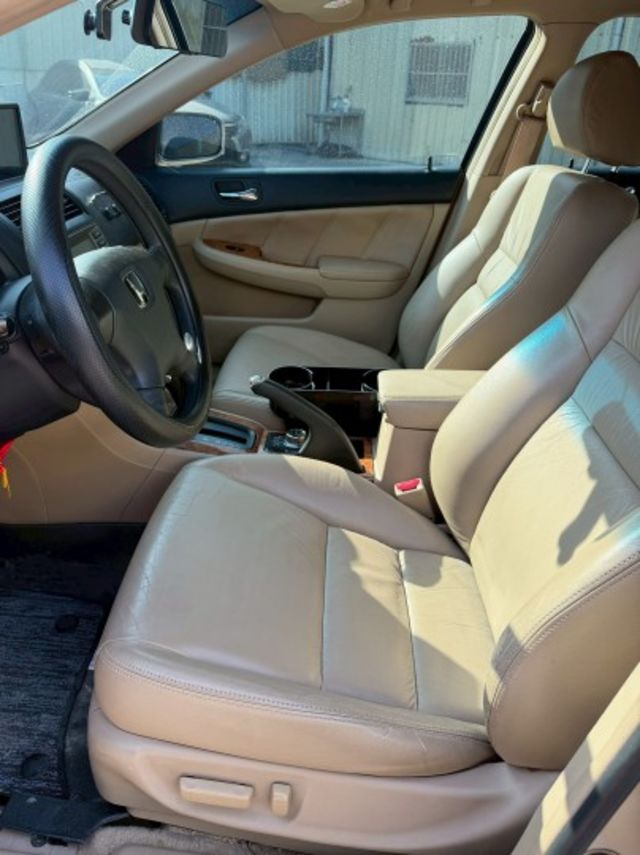 里程僅跑13萬多公里 有安卓機 胎壓偵測 倒車顯影 衛星導航 內外非常漂亮  第7張相片