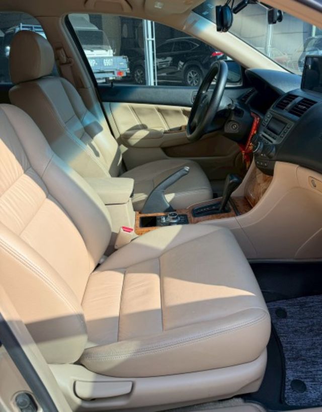 里程僅跑13萬多公里 有安卓機 胎壓偵測 倒車顯影 衛星導航 內外非常漂亮  第8張相片