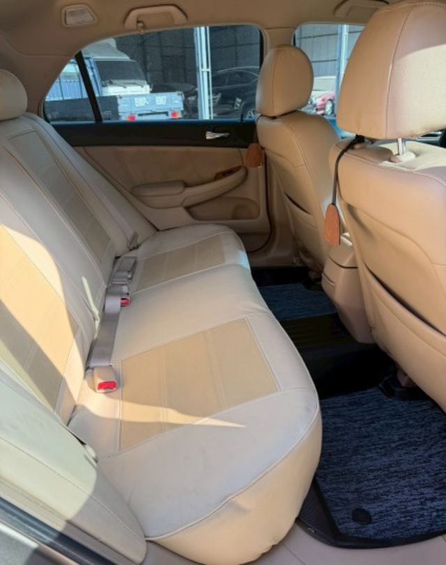 里程僅跑13萬多公里 有安卓機 胎壓偵測 倒車顯影 衛星導航 內外非常漂亮  第9張相片