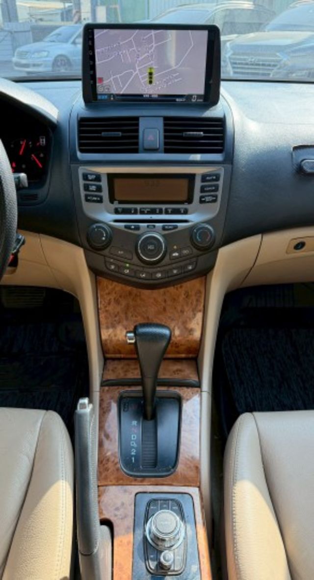 里程僅跑13萬多公里 有安卓機 胎壓偵測 倒車顯影 衛星導航 內外非常漂亮  第11張相片