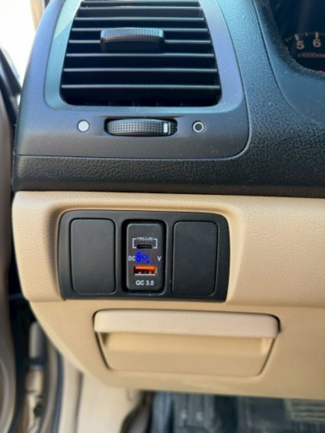 里程僅跑13萬多公里 有安卓機 胎壓偵測 倒車顯影 衛星導航 內外非常漂亮  第20張相片