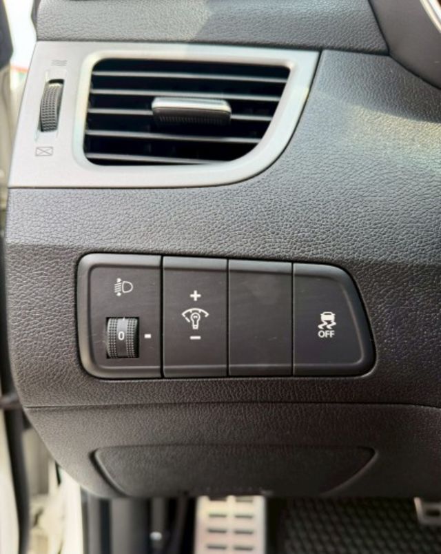 一手車 原版件 英倫特仕版 有免鑰匙系統 天窗 定速 里程僅跑7萬多  第19張相片