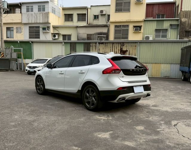 里程僅跑9萬多公里 原鈑件 有停車輔助系統 盲點偵測 免鑰匙系統  第3張相片