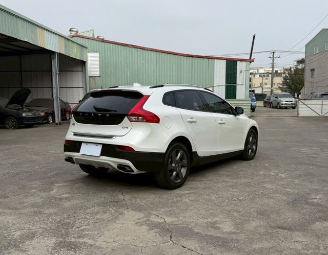 里程僅跑9萬多公里 原鈑件 有停車輔助系統 盲點偵測 免鑰匙系統  第4張相片